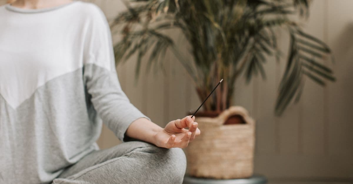 चित्र में लकड़ी चित्र में लकड़ी माइंडफुलनेस(mindfulness) मेडिटेशन कर रही है