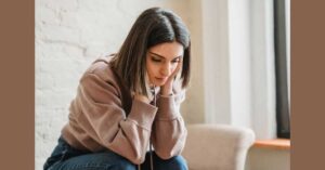 चित्र में महिला को पीसीओएस के कारण मूड स्विंग