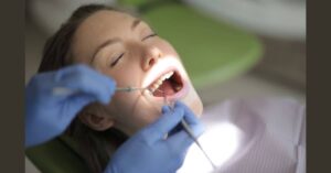 दांतो की कैविटी चेकअप कराती लड़की 