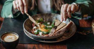 चित्र में बाउल में ज्यादा प्रोटीन खाता व्यक्ति