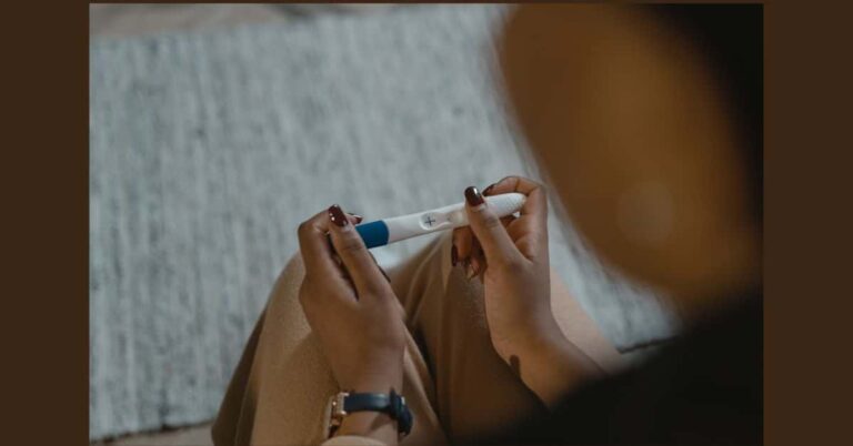 pregnancy टेस्ट देखती महिला, पीरियड के कितने दिन बाद कंसीव करना अच्छा होता है?