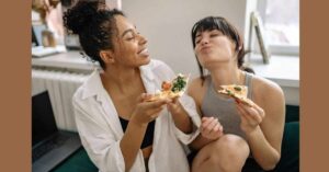 रात में देर से खाना खाती महिलाएं