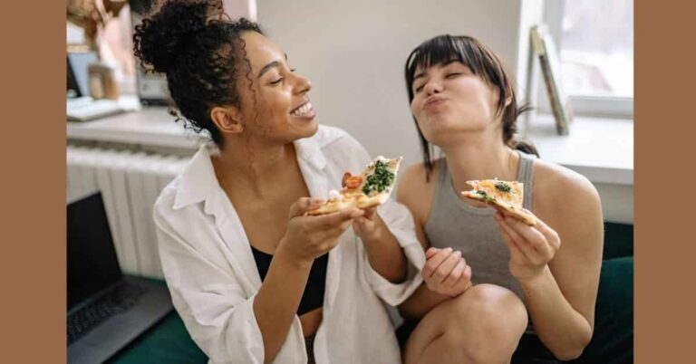 रात में देर से खाना खाती महिलाएं